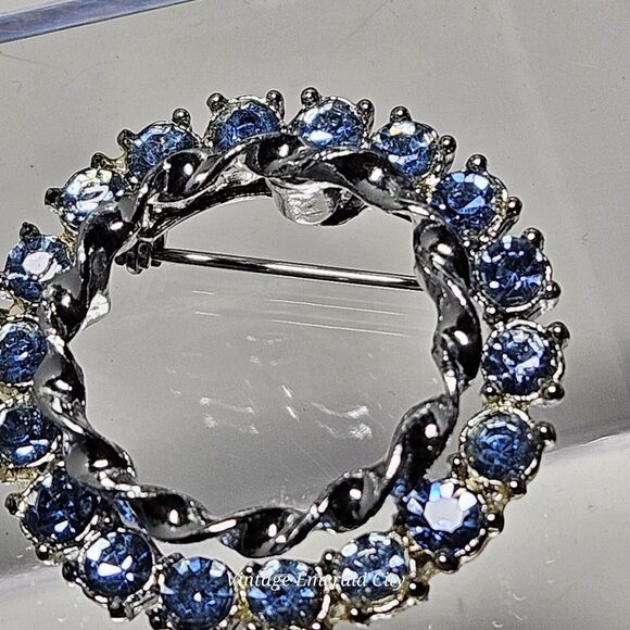 Vtg Silver Tone Circle Sphere Brooch Blue Rhinestones 1.25 In Retro Fashion Pin - Picture 2 of 9